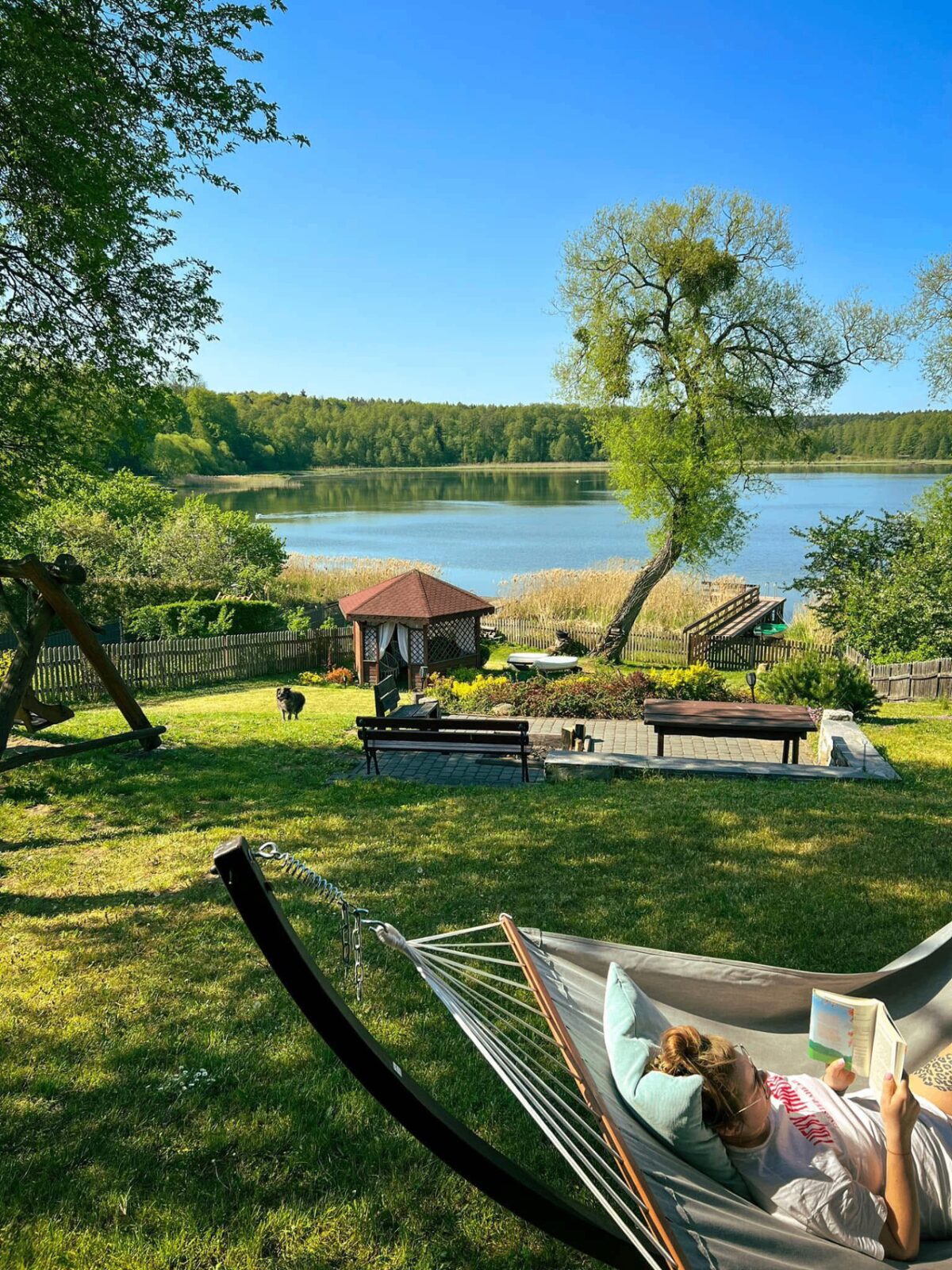 Widok na jezioro z hamakiem w ogrodzie
